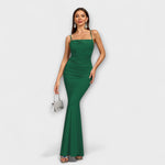 Elegantes Rüschenkleid in Grün mit Spaghettiträgern, drapiertem Oberteil und weitem Saum