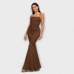 Elegantes Rüschenkleid in Braun mit Spaghettiträgern und figurbetontem Schnitt