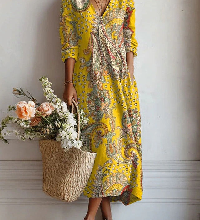 Gelbes Maxikleid mit Paisley-Muster, V-Ausschnitt und langen, leicht ausgestellten Ärmeln