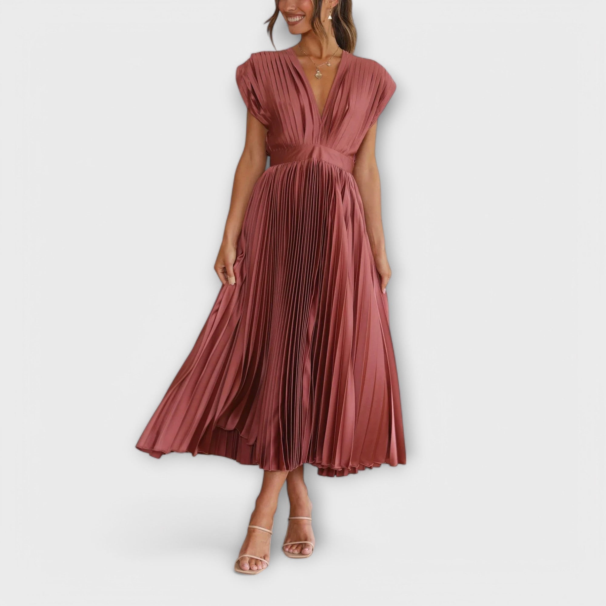 Rosarotes Faltenkleid mit V-Ausschnitt und kurzen Ärmeln, weit schwingender Rock
