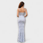 Weißes Abendkleid mit blauem Blumenprint, schmaler Schnitt, Spaghettiträger hinten gebunden