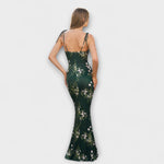 Dunkelgrünes langes Abendkleid mit Blumenprint, schmale Träger, Rücken mit Bindebändern