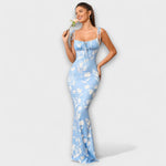 Abendkleid in Hellblau mit weißen Blumen, schmalen Trägern und gerafftem Oberteil