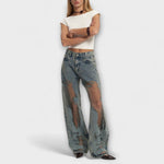 Helle blaue Denim-Jeans mit weitem Bein und großen Ausbrennungen vorn