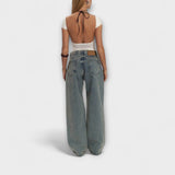 Rückansicht: helle blaue Denim-Jeans mit weitem Bein und Ausbrennungen