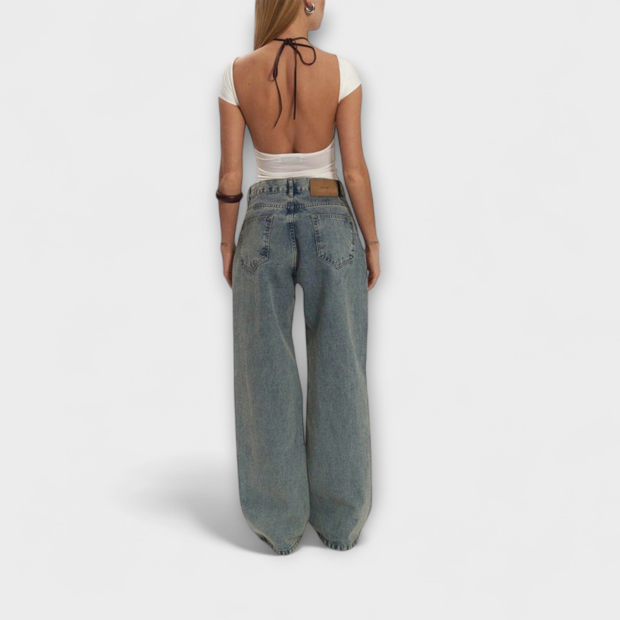 Rückansicht: helle blaue Denim-Jeans mit weitem Bein und Ausbrennungen