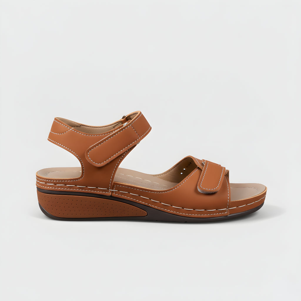 Braune Sandalen mit Klettriemen und offenen Zehen, dichte Profilsohle
