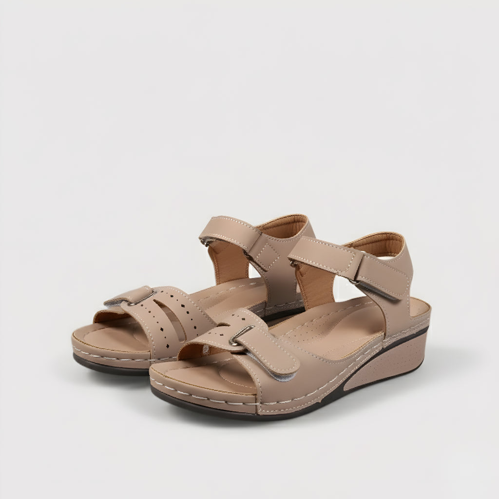 Beige Sandalen mit Klettverschluss, Riemen über dem Spann und Plateau-Sohle