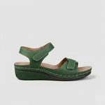 Bequeme Sandalen in Grün mit zwei Klettriemen und flacher Profilsohle