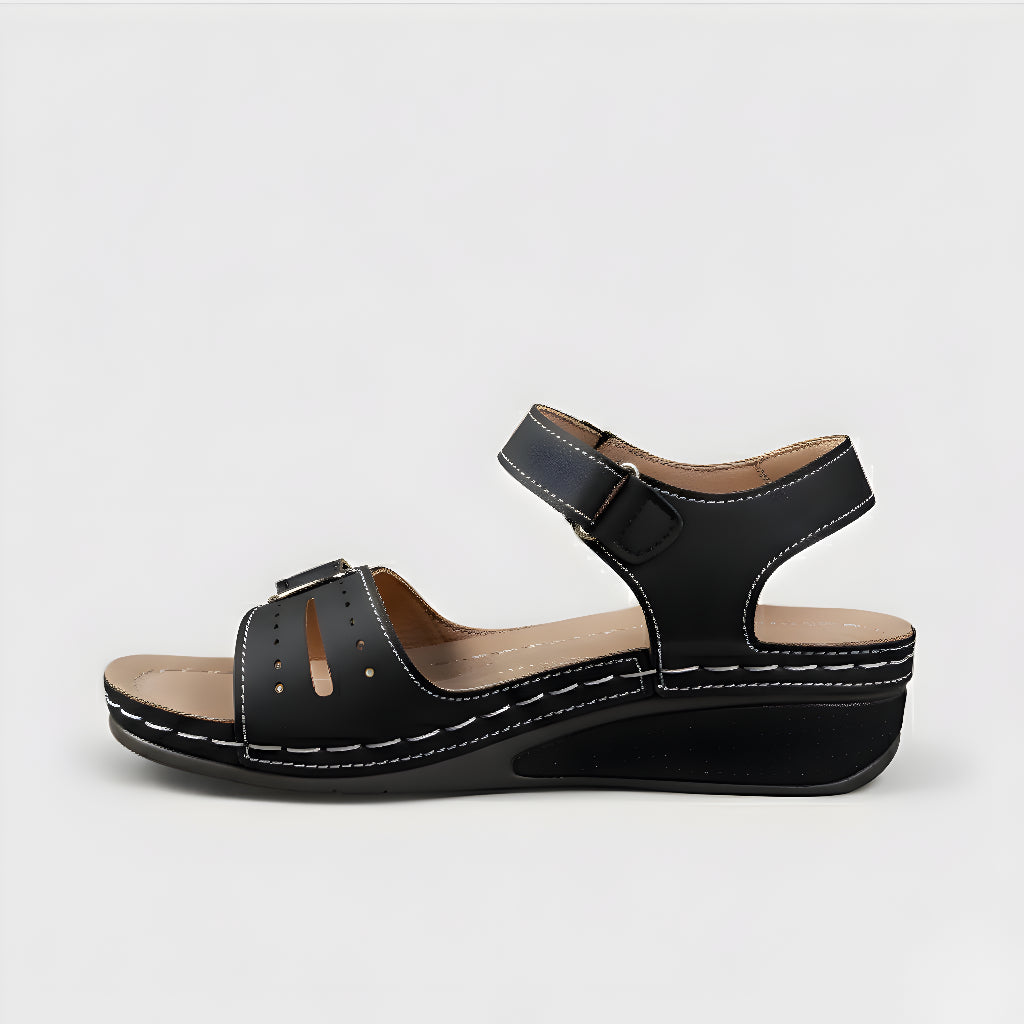 Schwarze Sandalen mit breiten Riemen, zwei Klettverschlüssen und dicker Sohle
