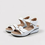 Bequeme Sandalen in Weiß mit zwei Klettriemen, offener Zehenpartie