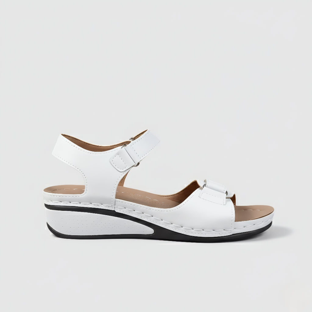 Bequeme Sandalen in Weiß mit Klettverschluss am Rist und offener Zehenpartie