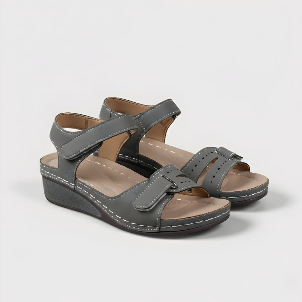 Bequeme Sandalen in Grau mit Klettverschluss am Rist und offener Zehenpartie