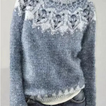 Pullover mit Rundhalsausschnitt, hellgrauer Strickoptik und Detailansicht des Motivdrucks