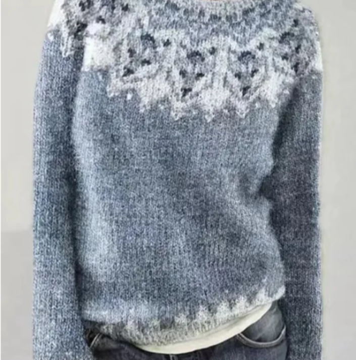 Pullover mit Rundhalsausschnitt, hellgrauer Strickoptik und Detailansicht des Motivdrucks