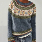 Pullover mit Rundhalsausschnitt, blau-grauer Strickoptik und mehrfarbiger Jacquardborte