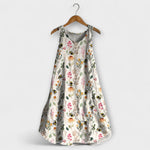 Leichtes ärmelloses Tank-Top-Kleid mit Blumenmuster auf hellem Grund