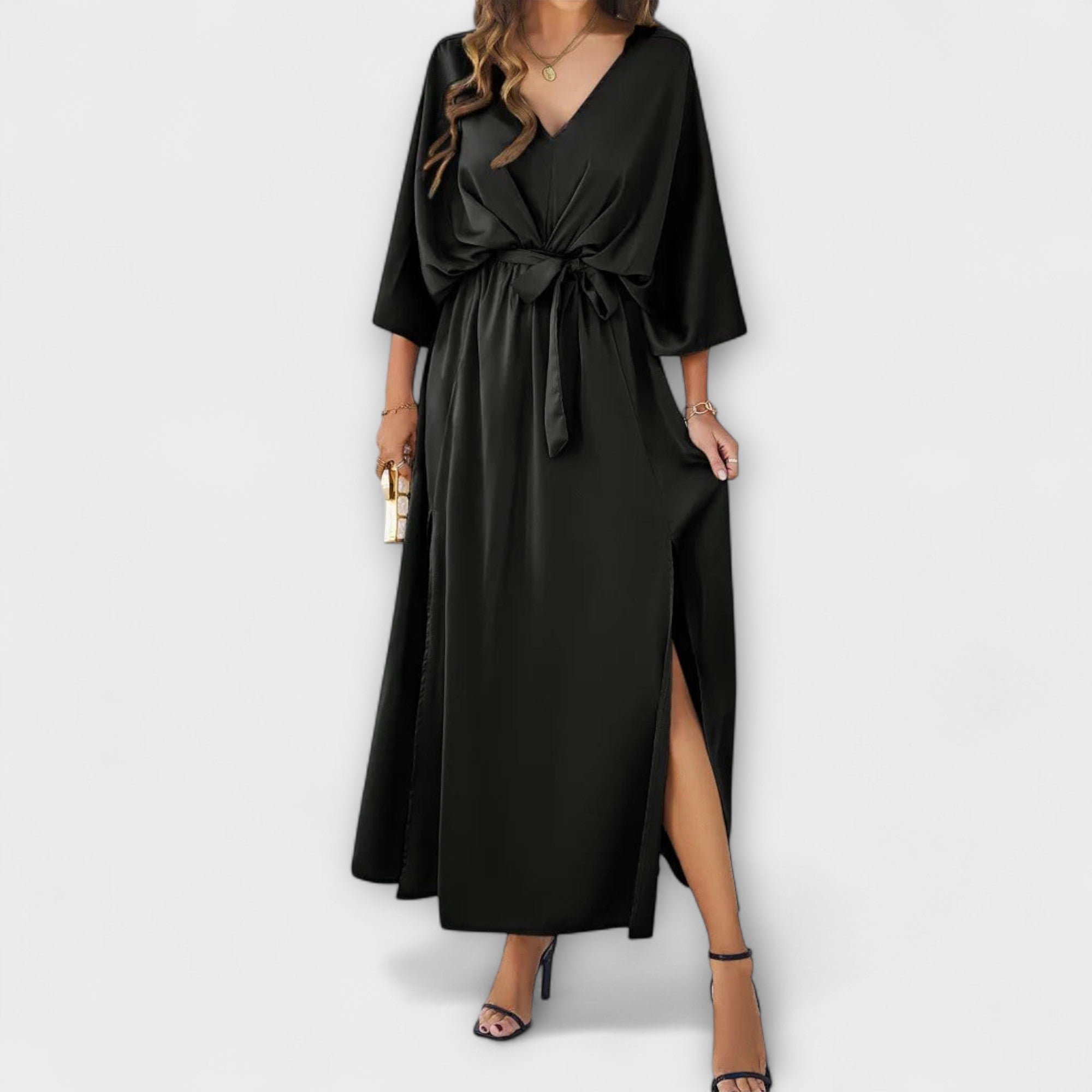 Schwarzes Maxikleid mit V-Ausschnitt und Bindegürtel, 3/4-Ärmeln und Seitenschlitz