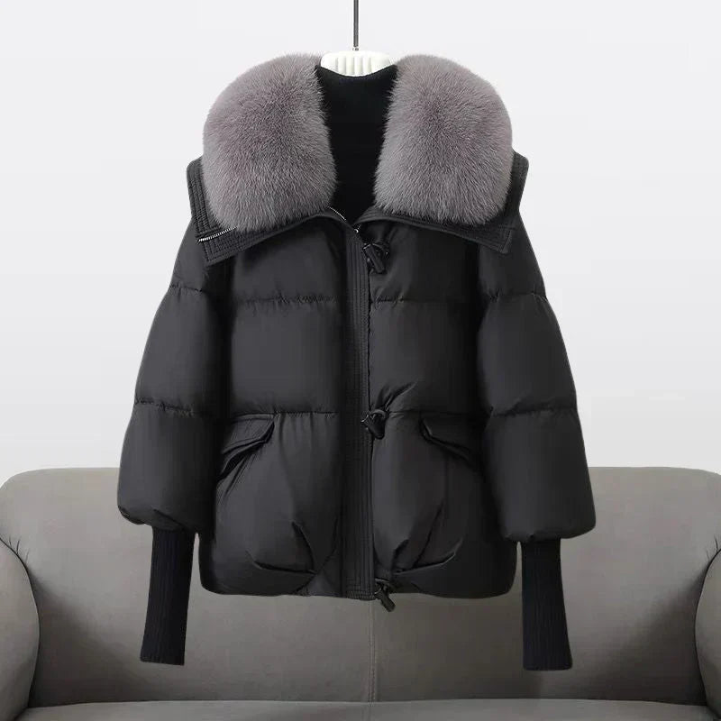 Schwarze Steppjacke mit Kunstfellkragen, Reißverschluss vorn und Pattentaschen
