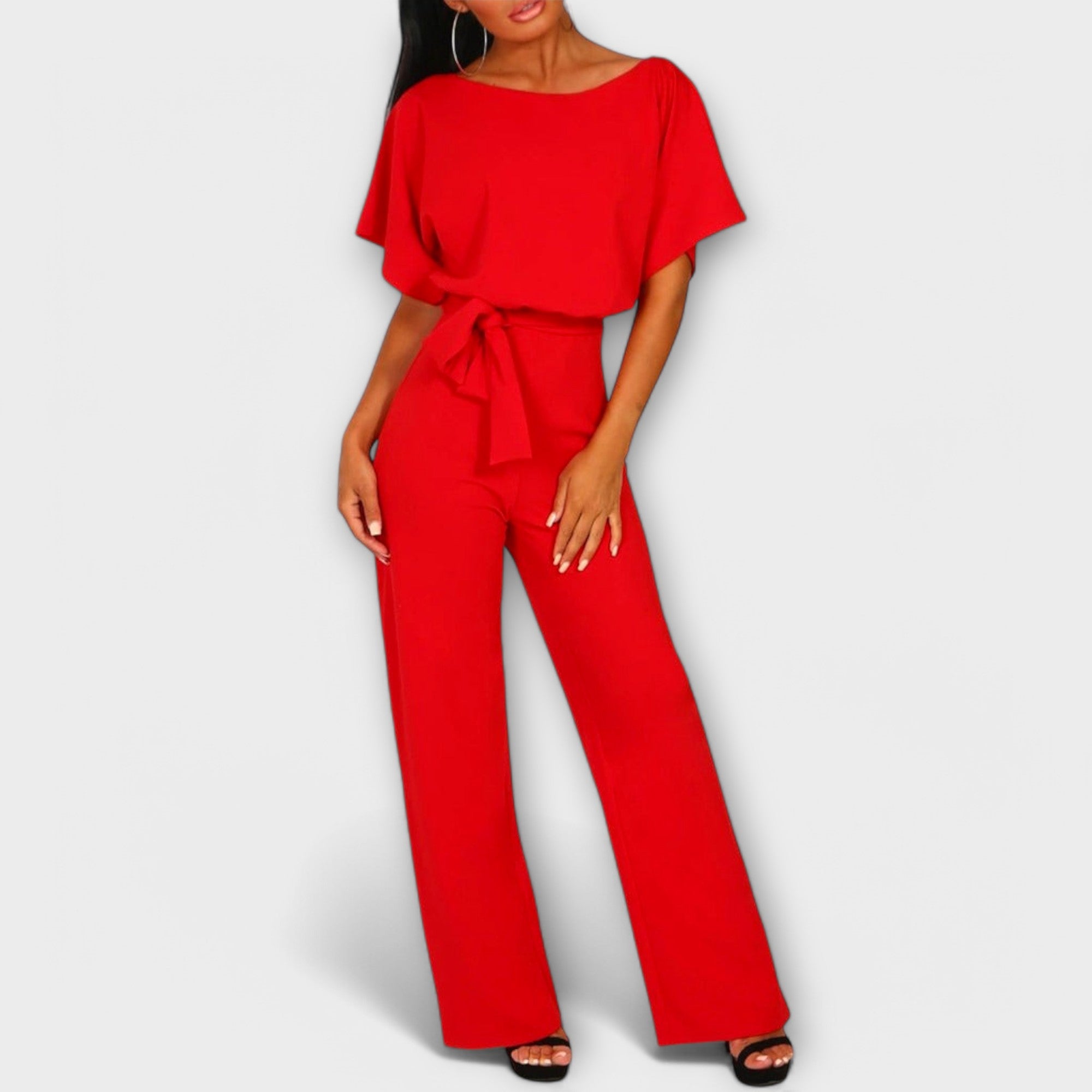 Roter Jumpsuit mit weiten Beinen, Bindegürtel in der Taille und kurzen Fledermausärmeln