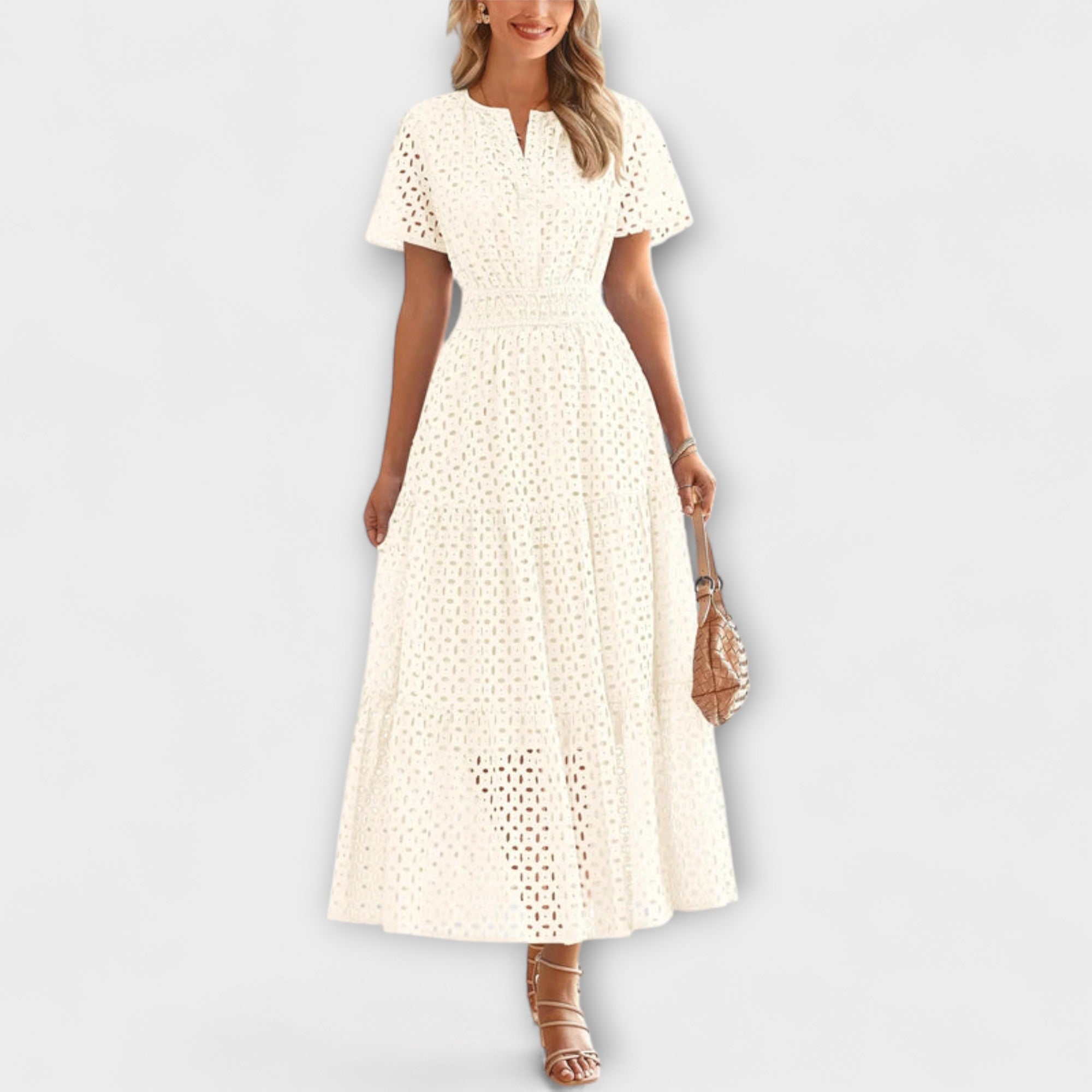 Weißes Spitzen-Sommerkleid mit V-Ausschnitt, kurzen Ärmeln und ausgestelltem Rock