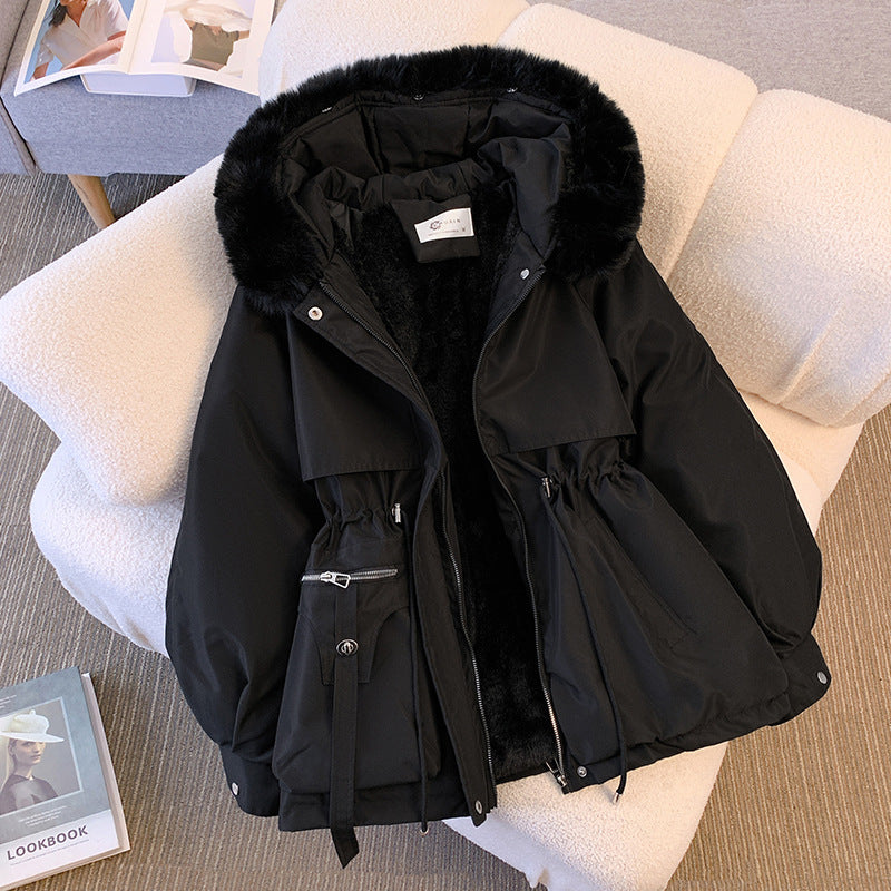 Glam-Winterjacke schwarz mit Kunstfellkapuze, Knopfleiste und Ziertaschen