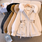 Glam-Winterjacken in Weiß, Schwarz und Khaki mit Kunstfellkapuzen an Kleiderbügeln