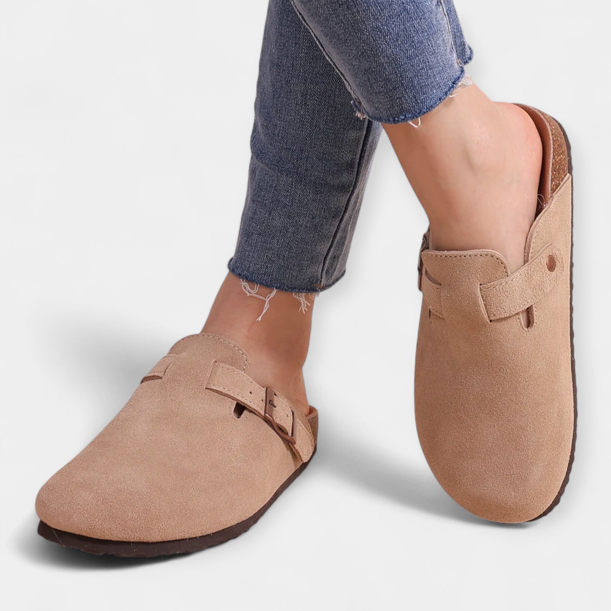 Hellbraune Wildleder-Sandalen mit Riemen am Rist und Schnalle