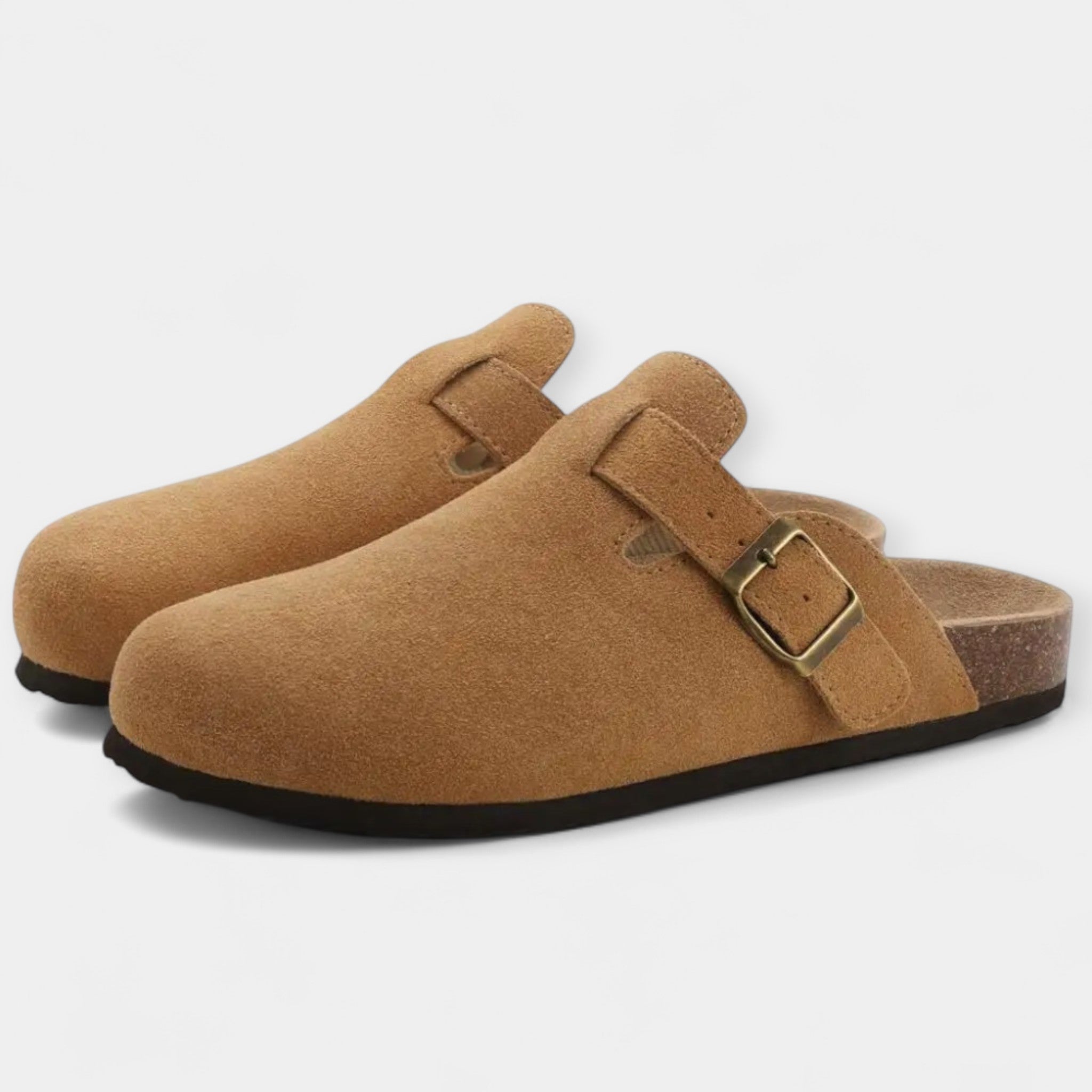 Hellbraune Velours-Sandalen mit verstellbarem Riemen und Schnalle