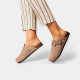 Beige Wildleder-Sandalen mit Riemen und Schnalle