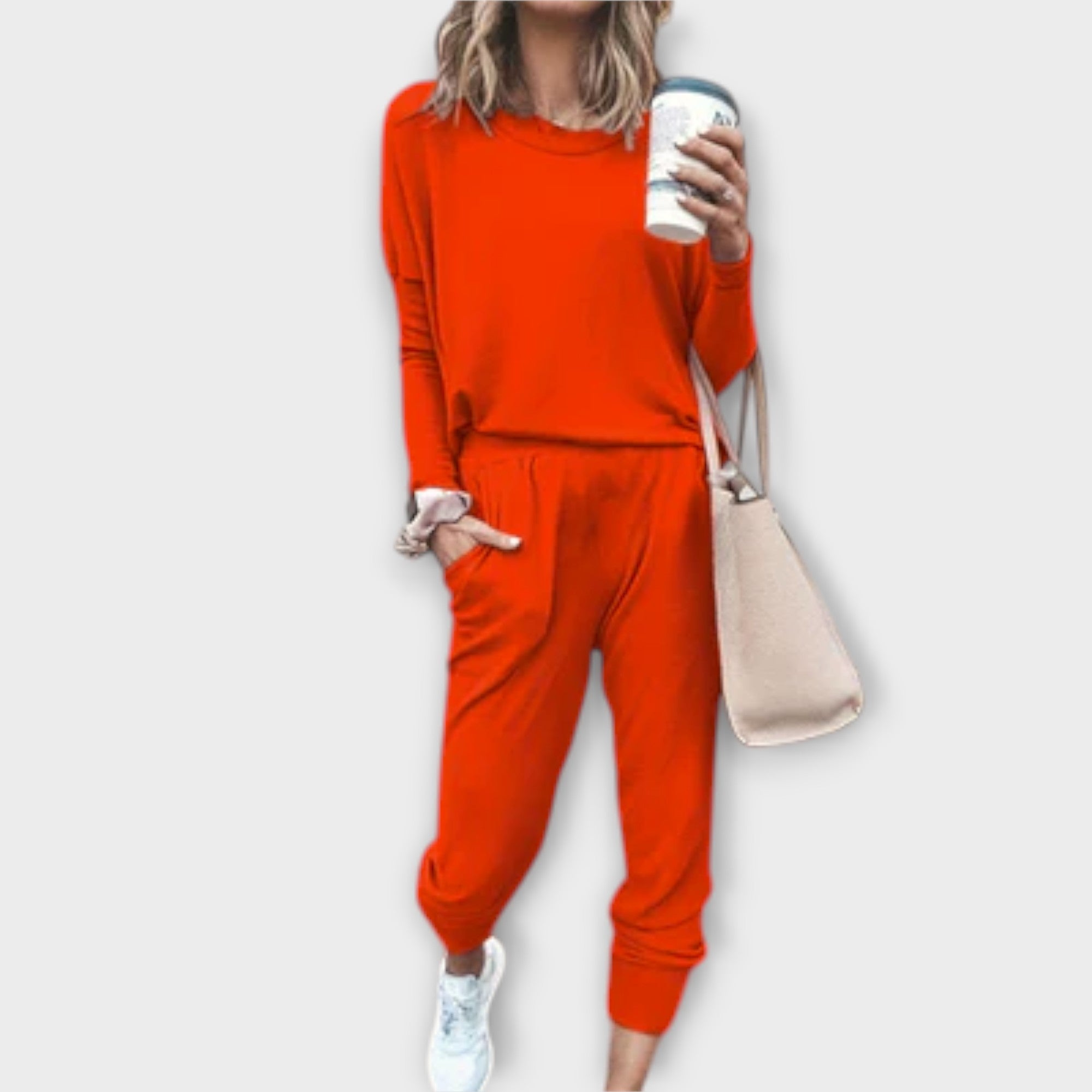 Lässiger Zweiteiler aus orangefarbenem Longsleeve und Jogginghose mit Kordelzug