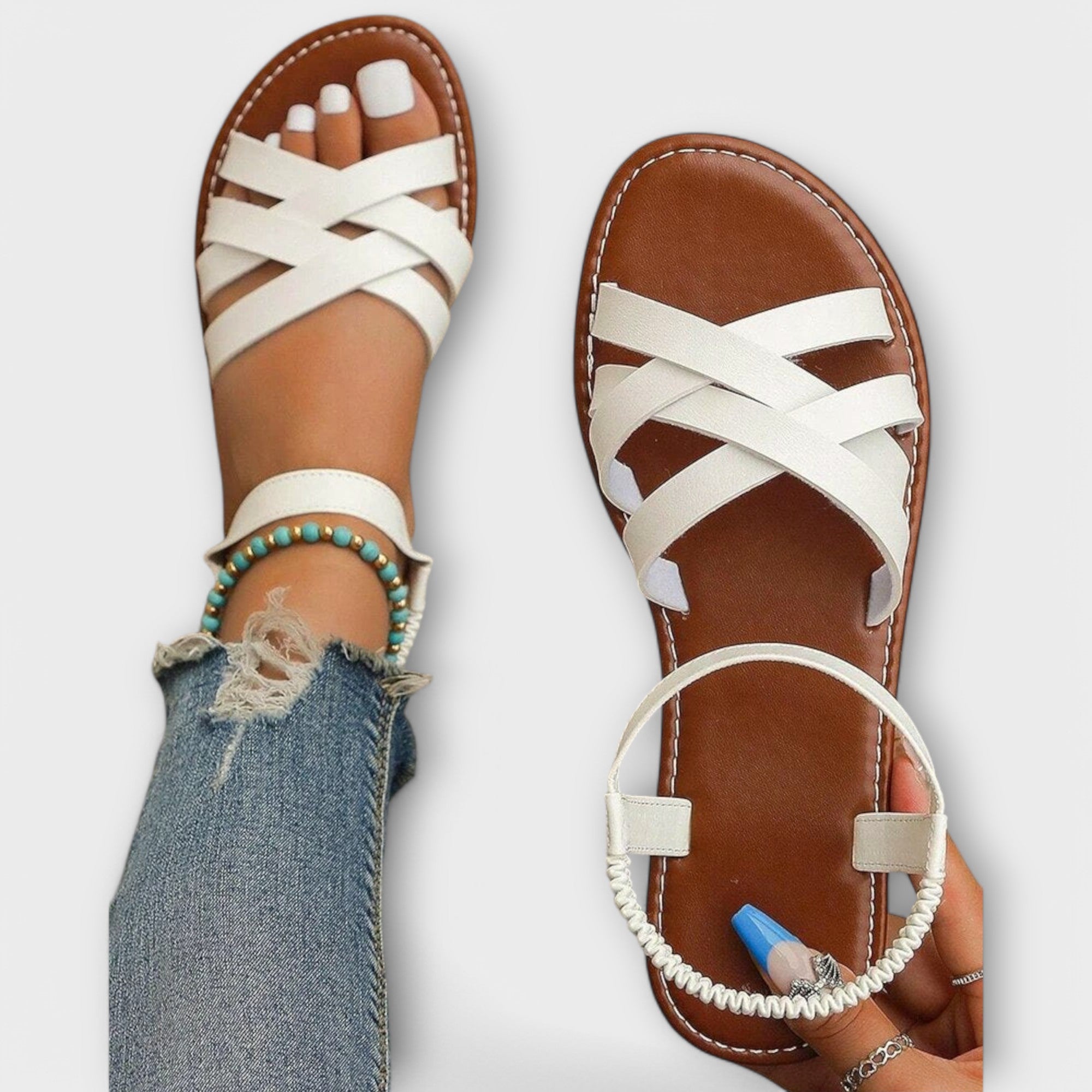 Weiße Sandalen mit gekreuzten Riemen und offener Zehenpartie, flache Sohle