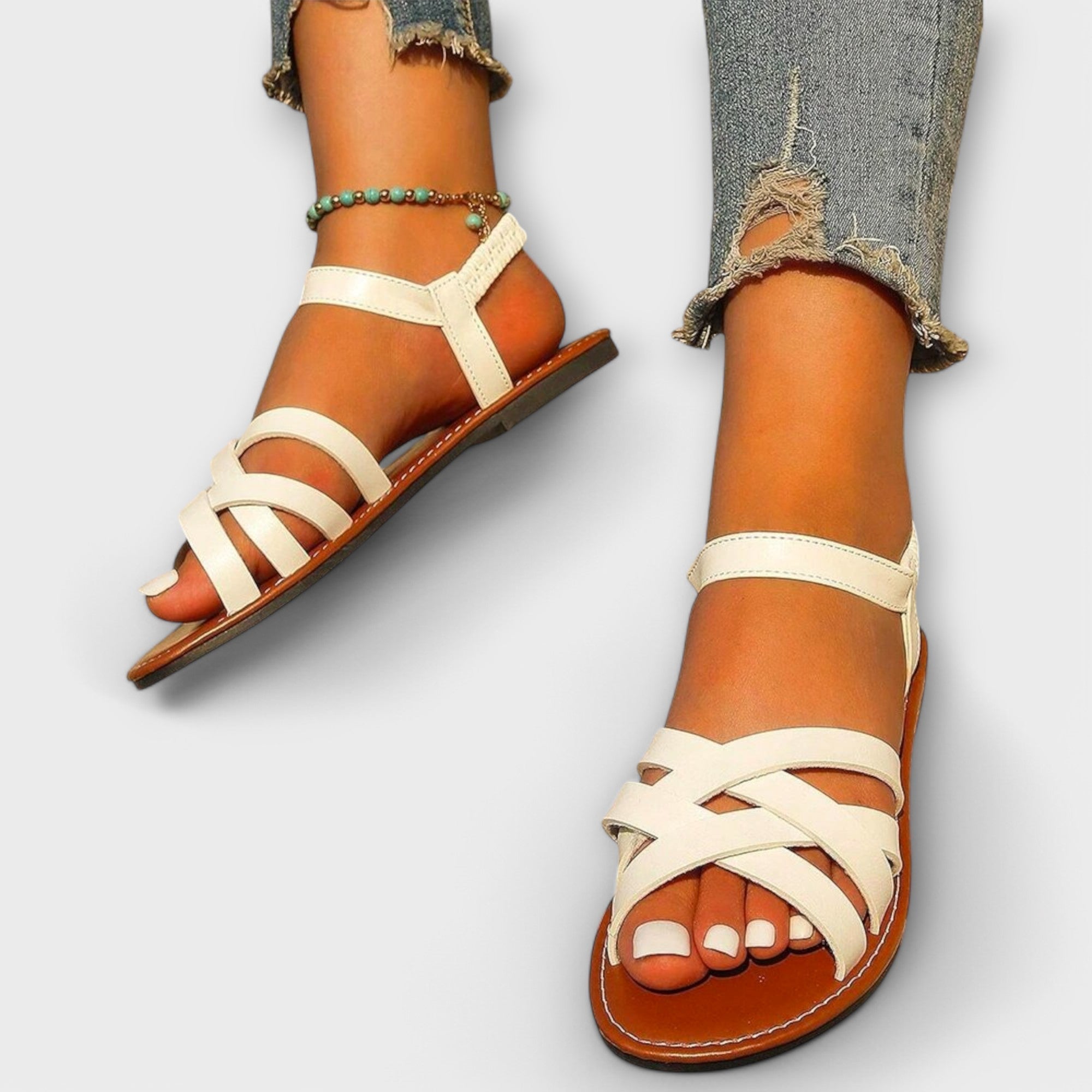 Weiße Sandalen mit breiten gekreuzten Riemen, offene Zehen und flache Sohle