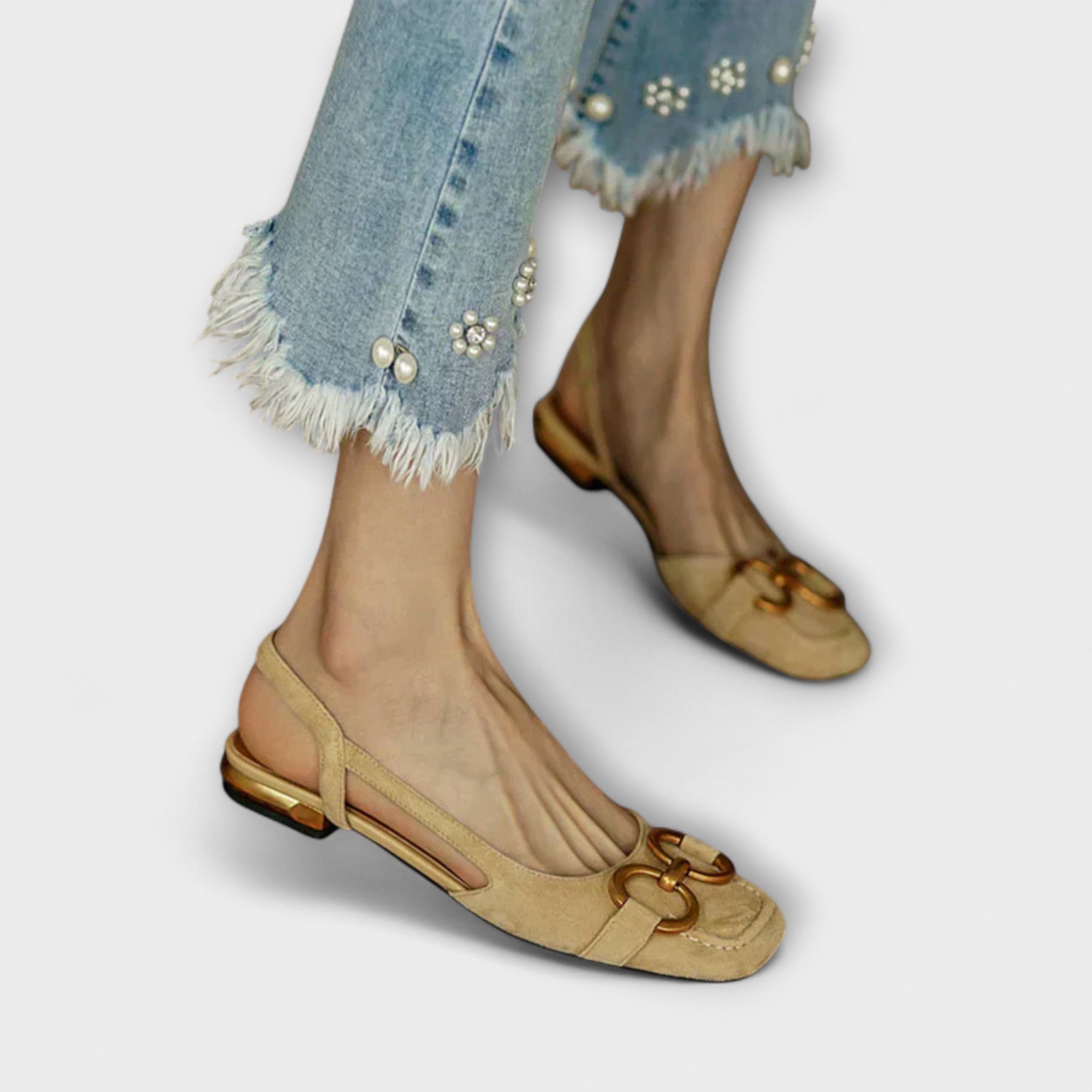 Beige Slingback-Sandale mit goldfarbenem Zierbügel und goldfarbenem Rand am Absatz