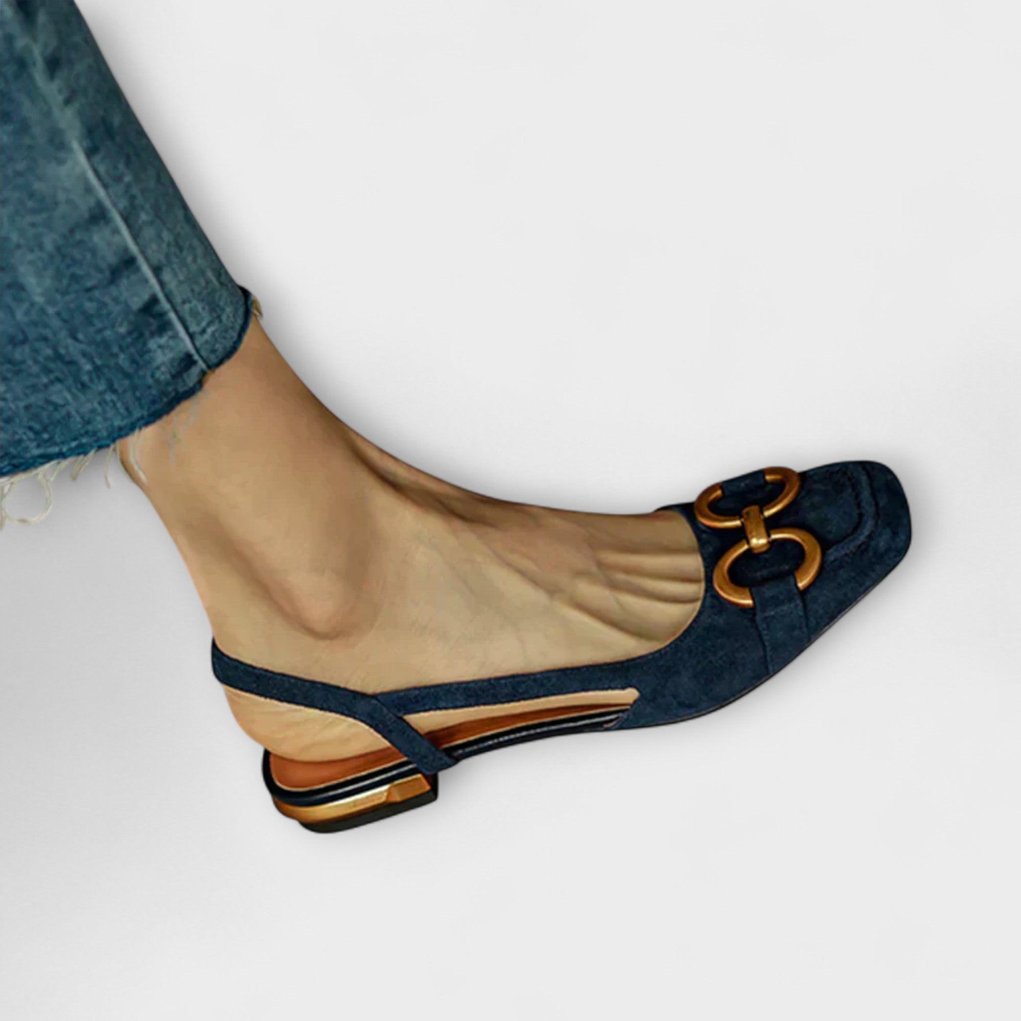 Dunkelblaue Slingback-Sandale, schmaler Fersenriemen mit goldfarbenem Zierbügel