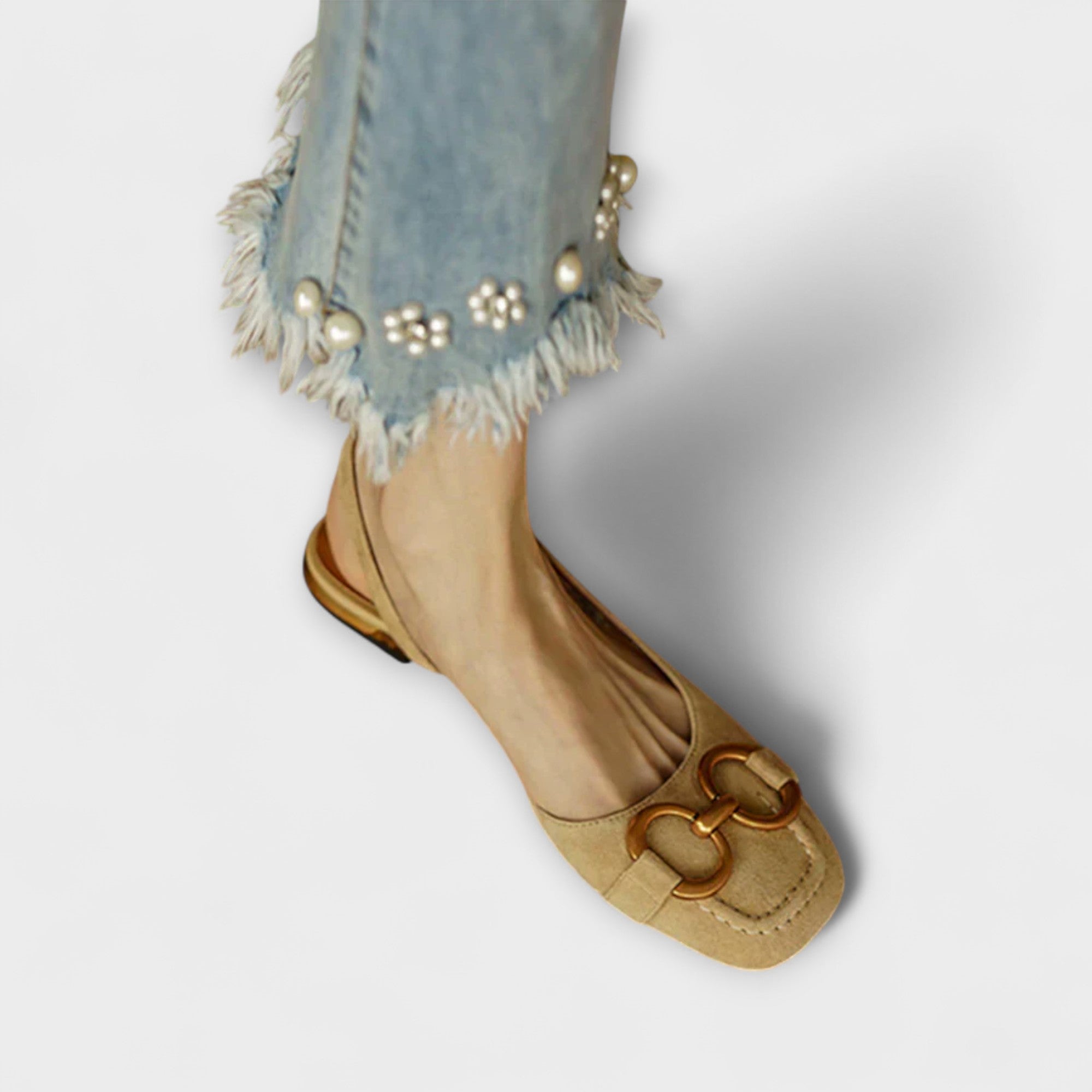 Beige Slingback-Sandale mit goldfarbenem Zierbügel und gepolstertem Fersenriemen