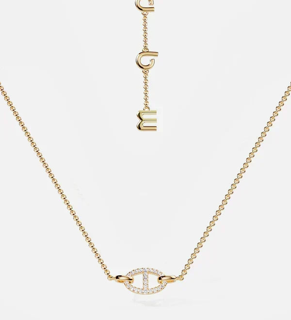 Goldene Halskette mit drei Buchstaben-Anhängern und Strass-Ornament unten