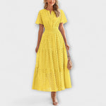 Gelbes Spitzen-Sommerkleid mit V-Ausschnitt, kurzen Ärmeln und ausgestelltem Rock