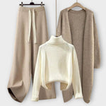 Dreiteiliges Strick-Set: cremefarbener Turtleneck-Pullover, cremefarbener Strick, beiger Jogger