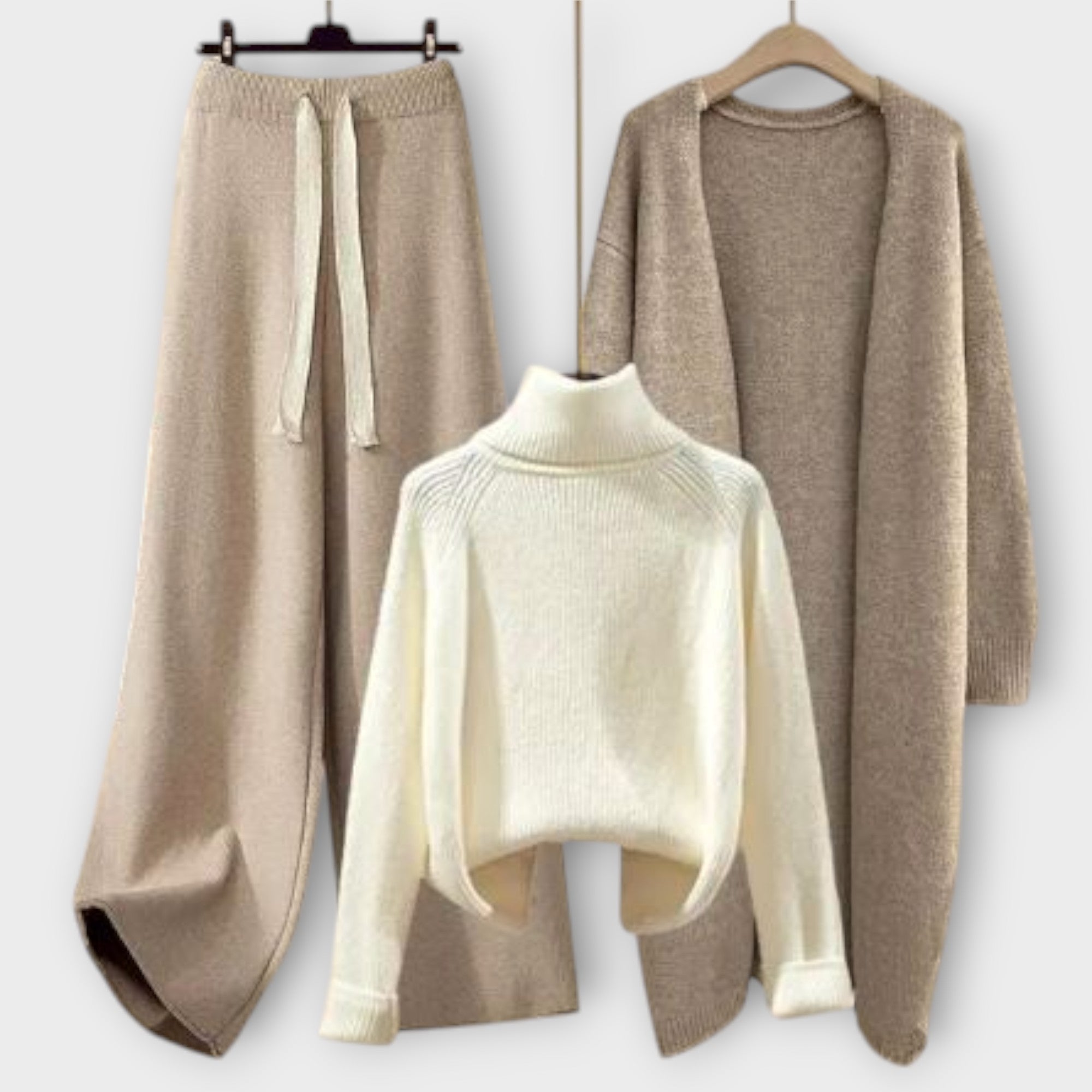 Dreiteiliges Strick-Set: cremefarbener Turtleneck-Pullover, cremefarbener Strick, beiger Jogger