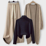 Dreiteiliges Strick-Set: dunkelblauer Turtleneck-Pullover, beige Strickcardigan, beiger Jogger