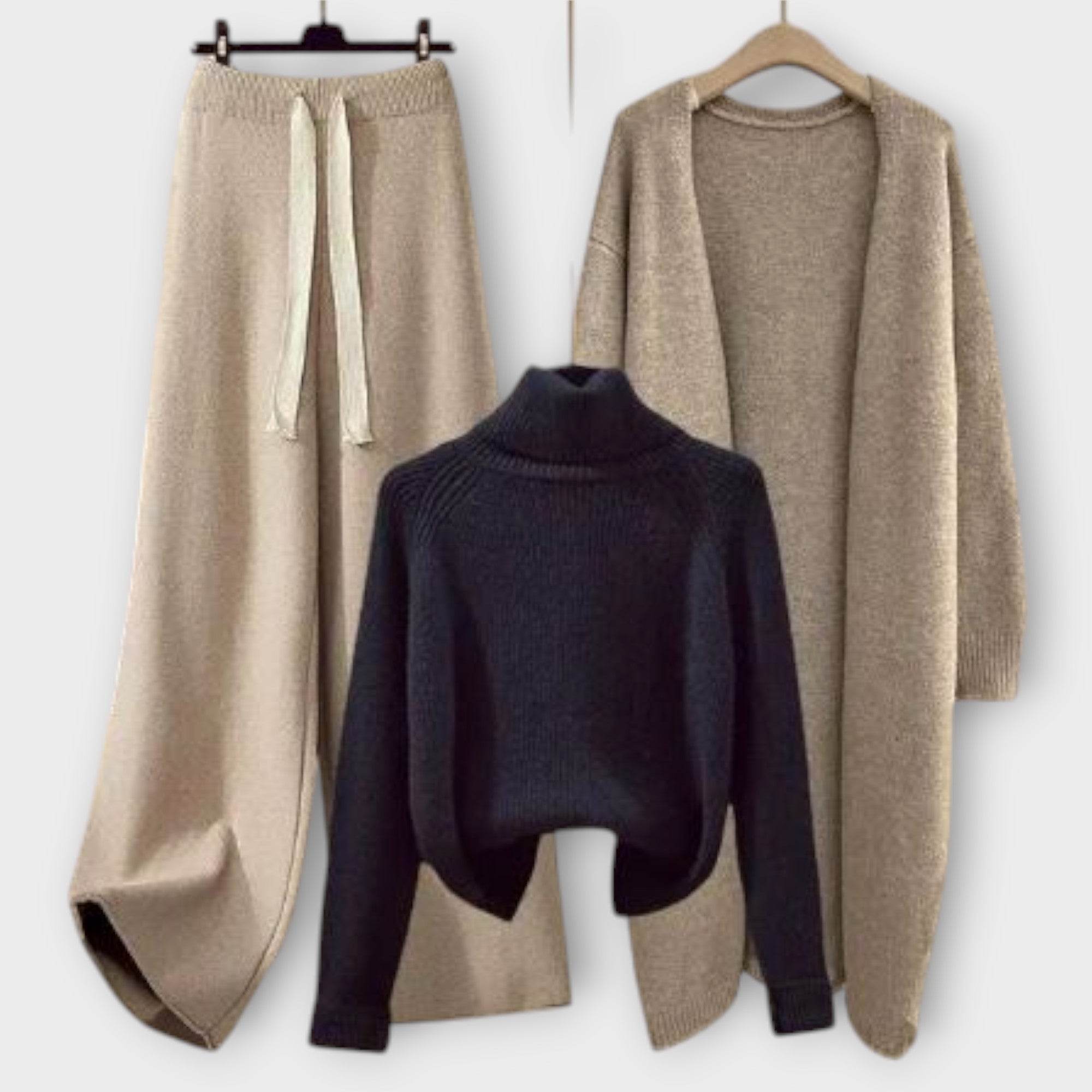 Dreiteiliges Strick-Set: dunkelblauer Turtleneck-Pullover, beige Strickcardigan, beiger Jogger