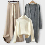 Dreiteiliges Strick-Set: weißer Turtleneck-Pullover, grauer Strickcardigan, beiger Jogger