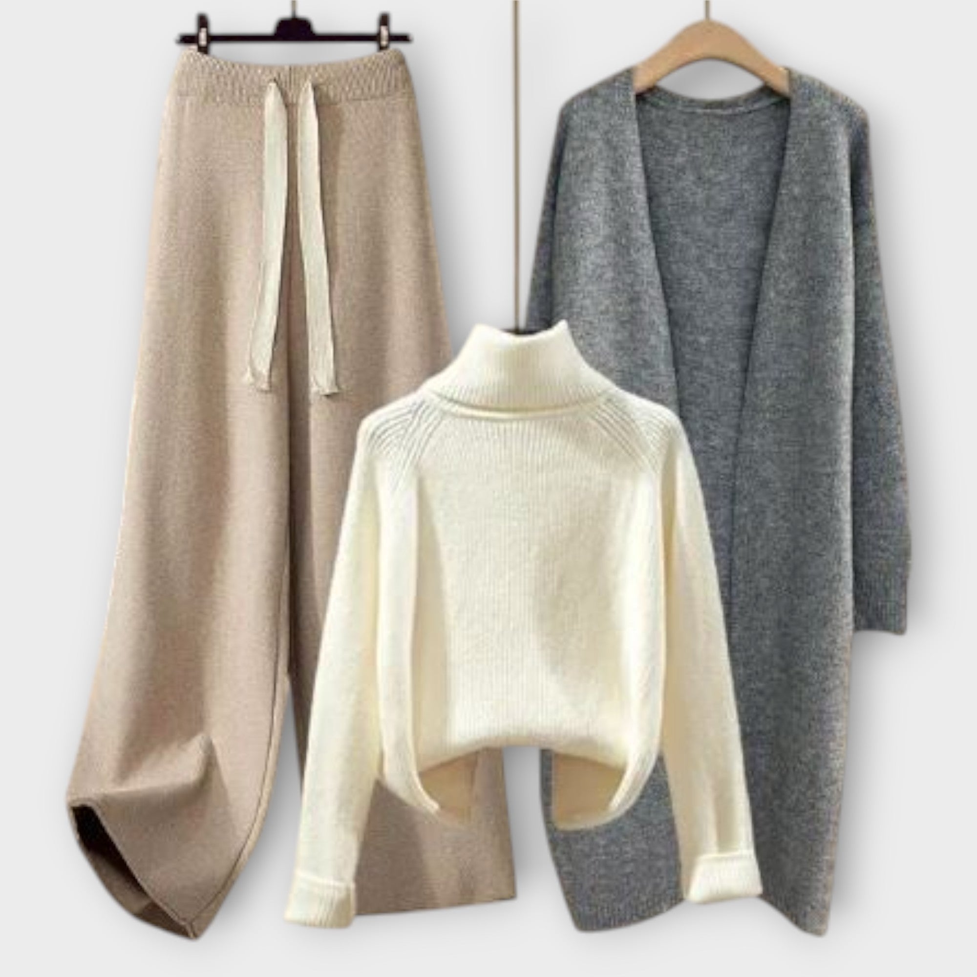 Dreiteiliges Strick-Set: weißer Turtleneck-Pullover, grauer Strickcardigan, beiger Jogger