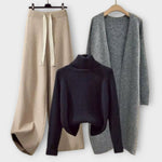Dreiteiliges Strick-Set: dunkelblauer Turtleneck-Pullover, grauer Strickcardigan, beiger Jogger