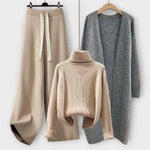 Dreiteiliges Strick-Set: beiger Turtleneck-Pullover, beiger Strickcardigan, beige Jogginghose