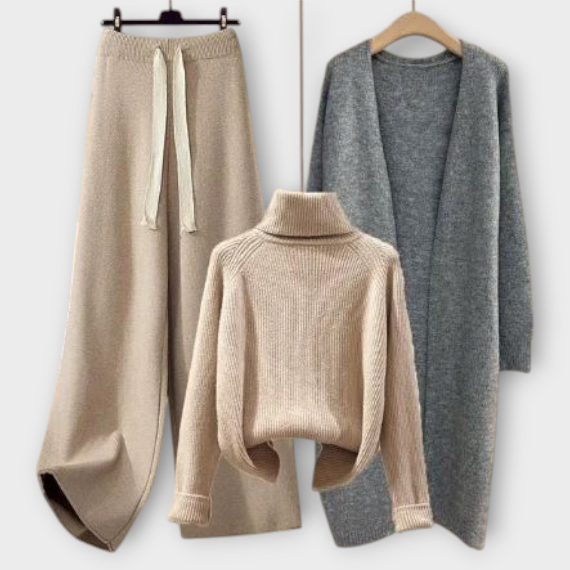 Dreiteiliges Strick-Set: beiger Turtleneck-Pullover, beiger Strickcardigan, beige Jogginghose