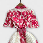 Delilah Vintage-inspiriertes Kleid, weiß-rosa Blumenprint mit geschürztem Ausschnitt
