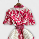 Delilah Vintage-inspiriertes Kleid, weiß-rosa Blumenprint mit geschürztem Ausschnitt