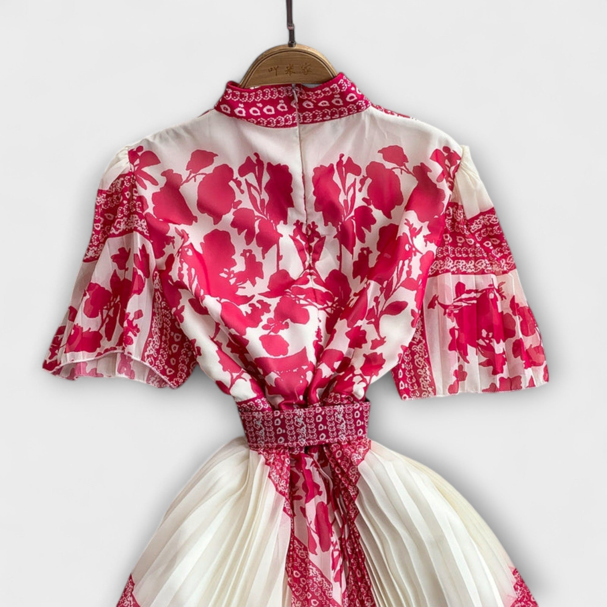Delilah Vintage-inspiriertes Kleid, weiß-rosa Blumenprint mit geschürztem Ausschnitt